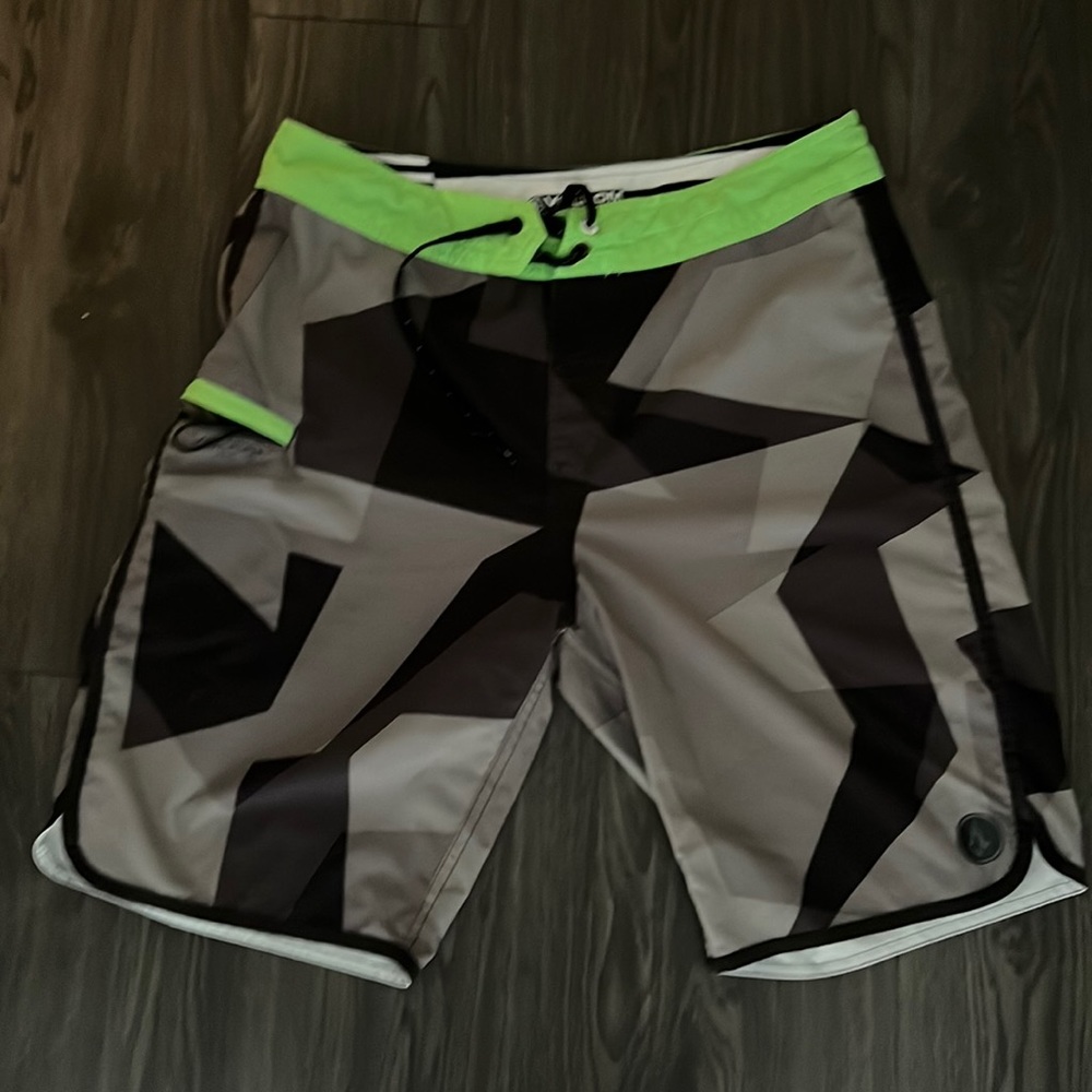 Volcom mod tech board shorts size 32